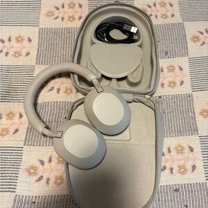 Sony WH1000XM5 Silver Wireless headphones with Case